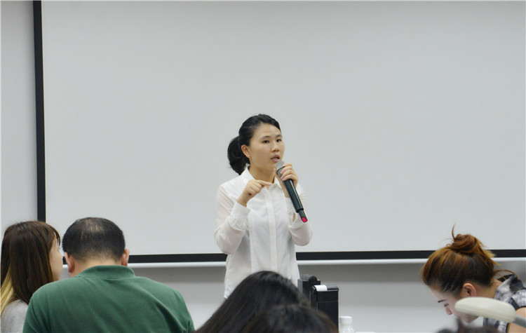 谢敏老师主持颁证仪式